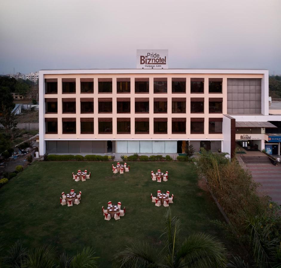 Pride Biznotel Manjusar Vadodara Near Sokhda Lake Exterior foto