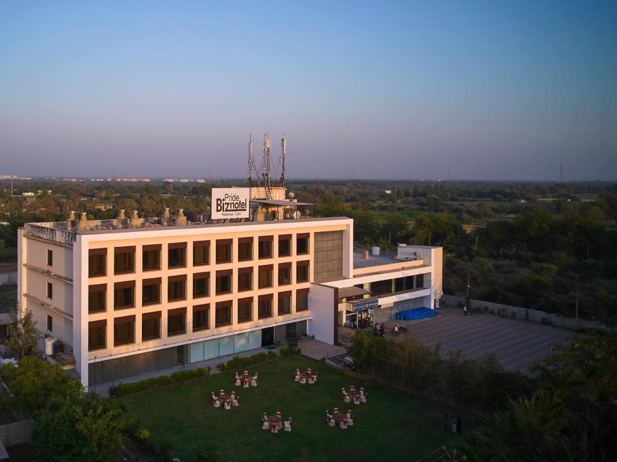 Pride Biznotel Manjusar Vadodara Near Sokhda Lake Exterior foto