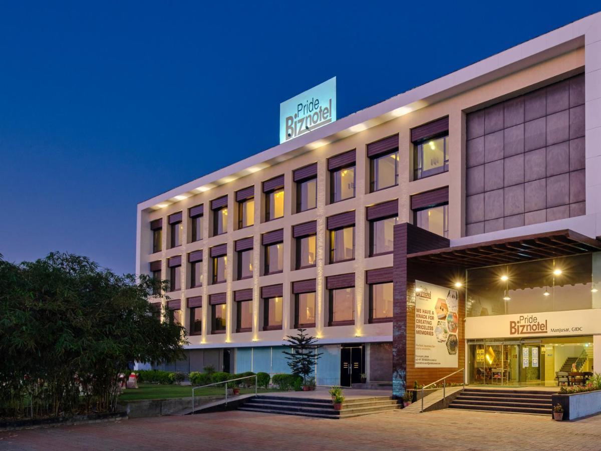 Pride Biznotel Manjusar Vadodara Near Sokhda Lake Exterior foto