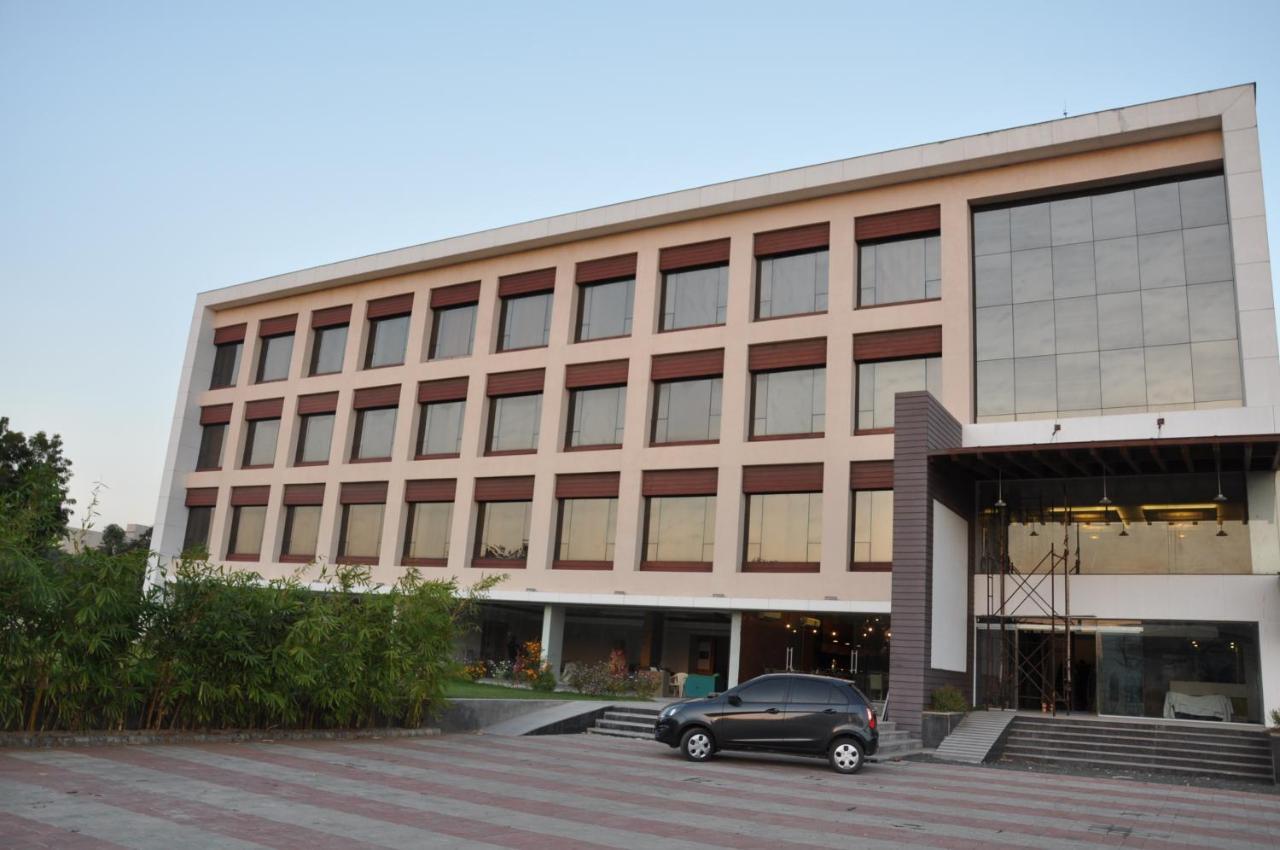 Pride Biznotel Manjusar Vadodara Near Sokhda Lake Exterior foto