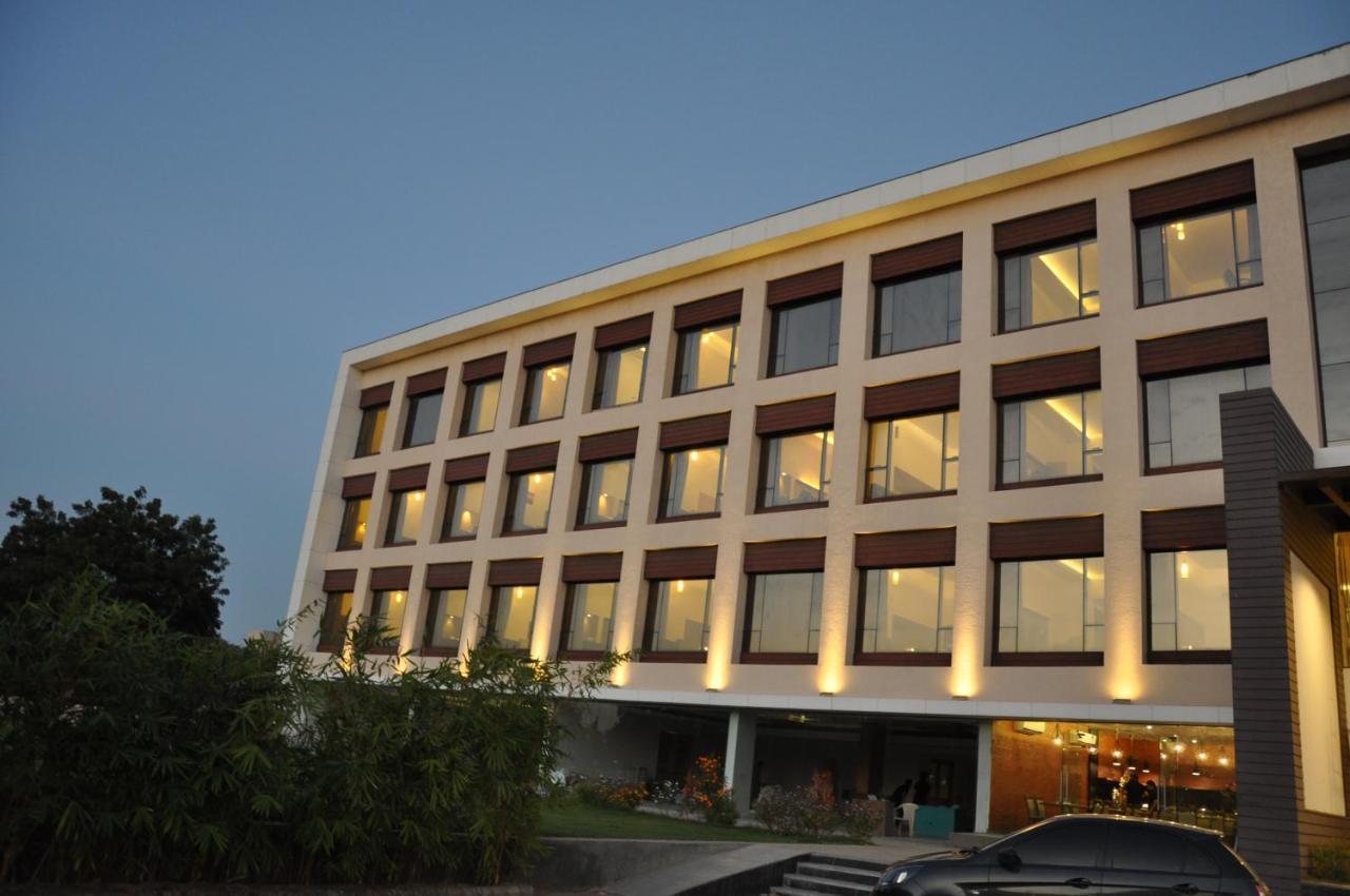 Pride Biznotel Manjusar Vadodara Near Sokhda Lake Exterior foto