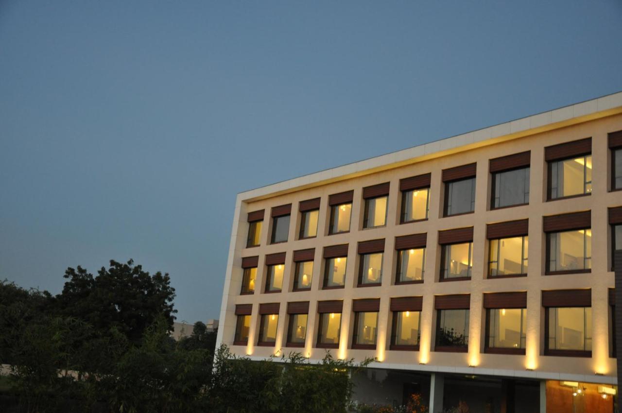 Pride Biznotel Manjusar Vadodara Near Sokhda Lake Exterior foto