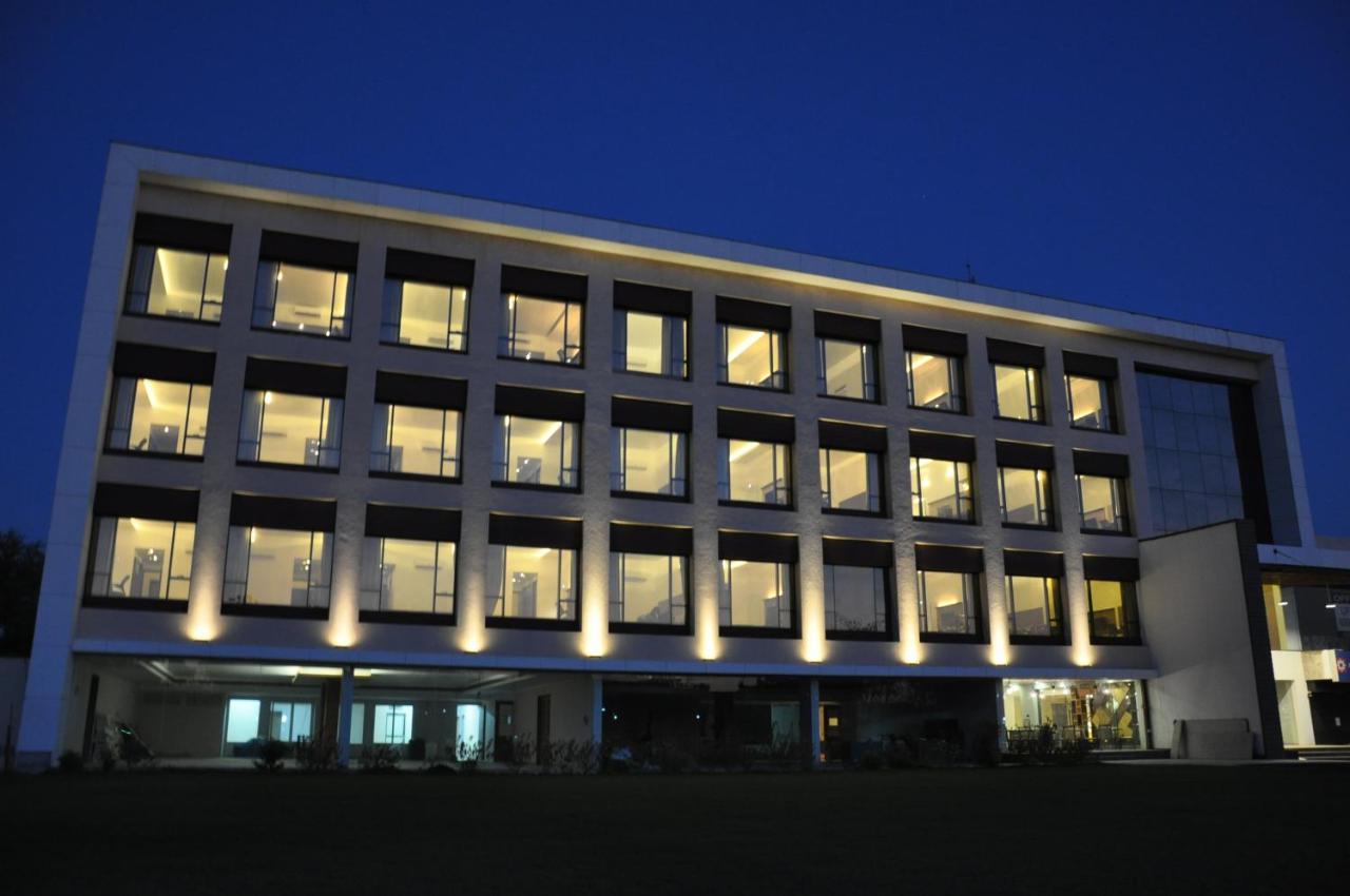 Pride Biznotel Manjusar Vadodara Near Sokhda Lake Exterior foto